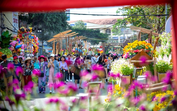 Khách tham quan đường hoa phần lớn là các bạn trẻ.